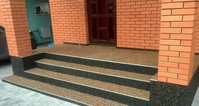 Le résultat de la pose d'un tapis de pierre de vos propres mains
